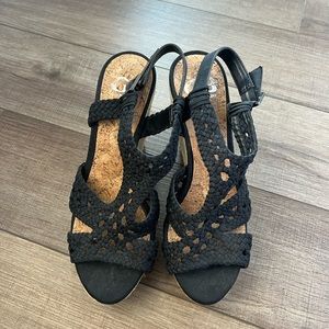 Black GB Gianni Bini wedges size 8